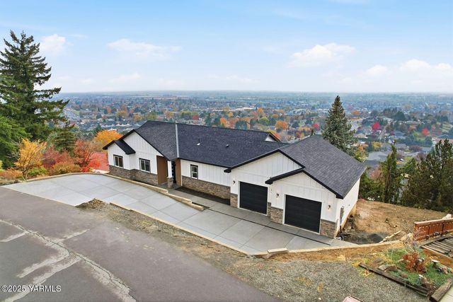 7920 Englewood Crest Dr, Yakima, WA 98908