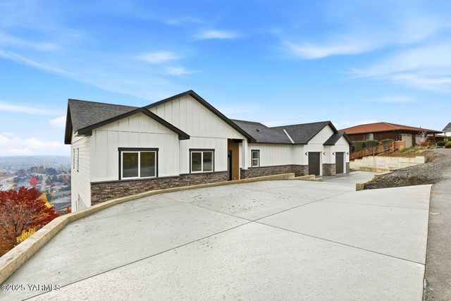 7920 Englewood Crest Dr, Yakima, WA 98908