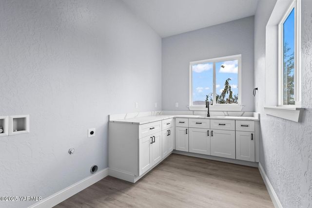 7920 Englewood Crest Dr, Yakima, WA 98908