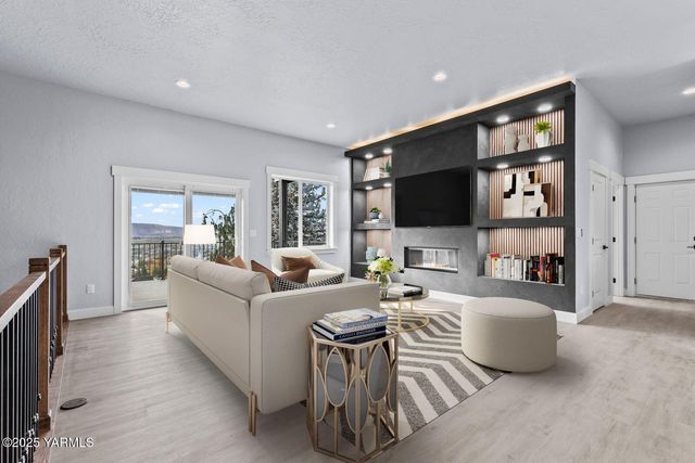 7920 Englewood Crest Dr, Yakima, WA 98908