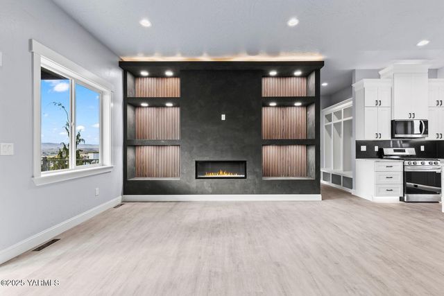 7920 Englewood Crest Dr, Yakima, WA 98908