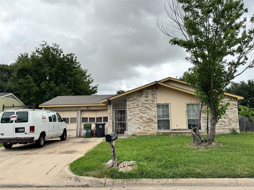 2419 Clearwood Drive, Arlington, TX 76014