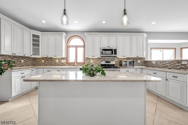 10 Red Robin Way, Raritan Twp., NJ 08822