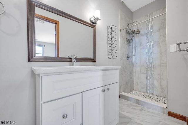 10 Red Robin Way, Raritan Twp., NJ 08822