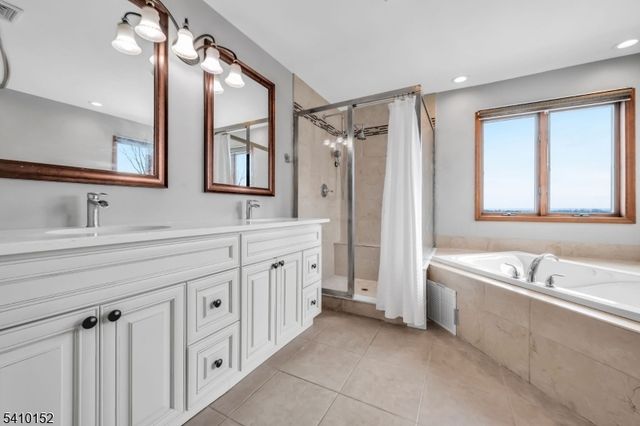 10 Red Robin Way, Raritan Twp., NJ 08822