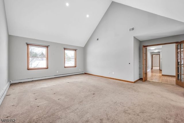 10 Red Robin Way, Raritan Twp., NJ 08822