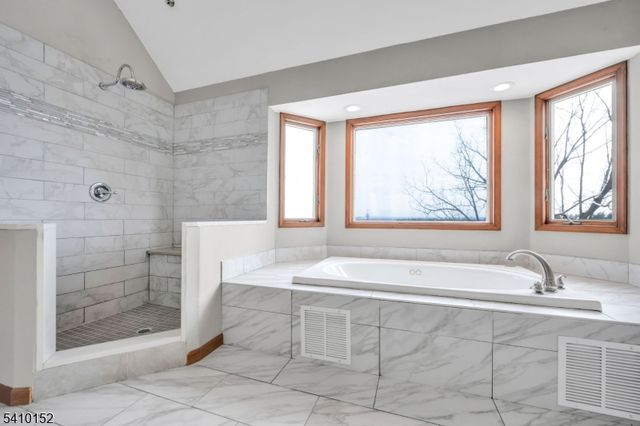 10 Red Robin Way, Raritan Twp., NJ 08822