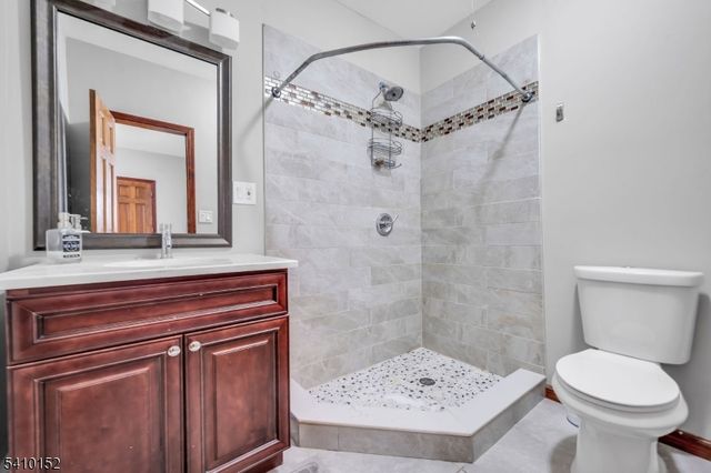 10 Red Robin Way, Raritan Twp., NJ 08822