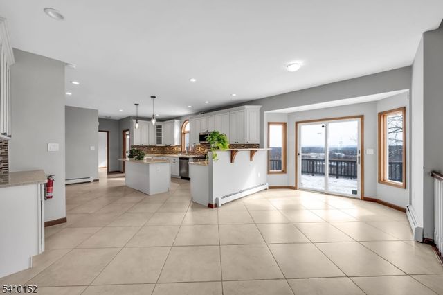 10 Red Robin Way, Raritan Twp., NJ 08822