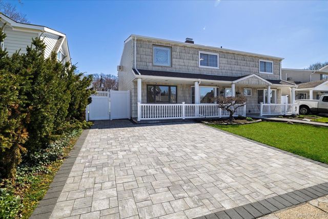 25 Cobalt Lane, Westbury, NY 11590