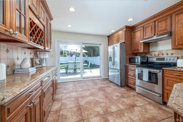 25 Cobalt Lane, Westbury, NY 11590