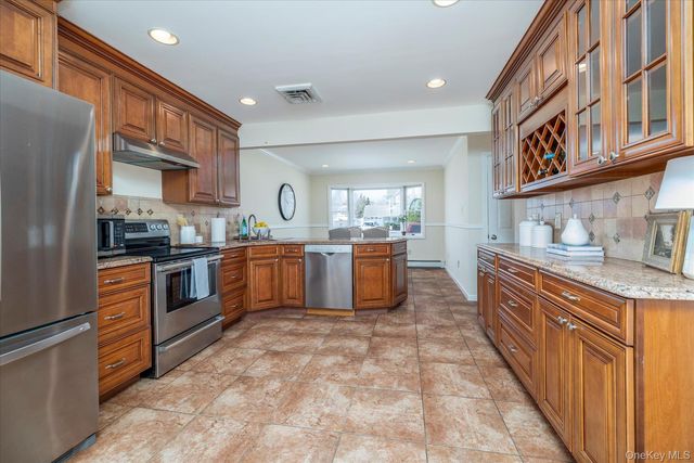 25 Cobalt Lane, Westbury, NY 11590