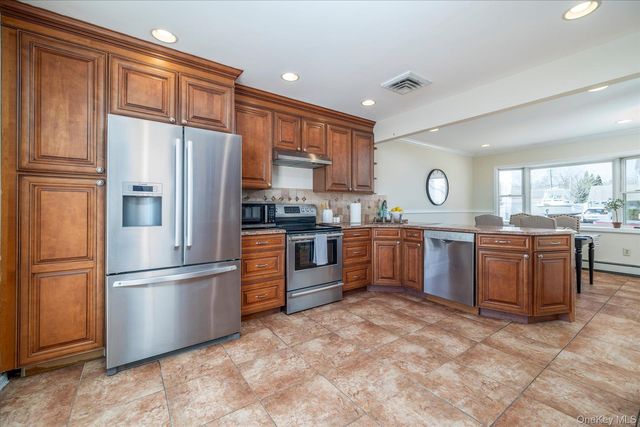 25 Cobalt Lane, Westbury, NY 11590