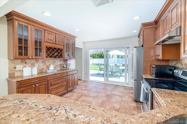 25 Cobalt Lane, Westbury, NY 11590