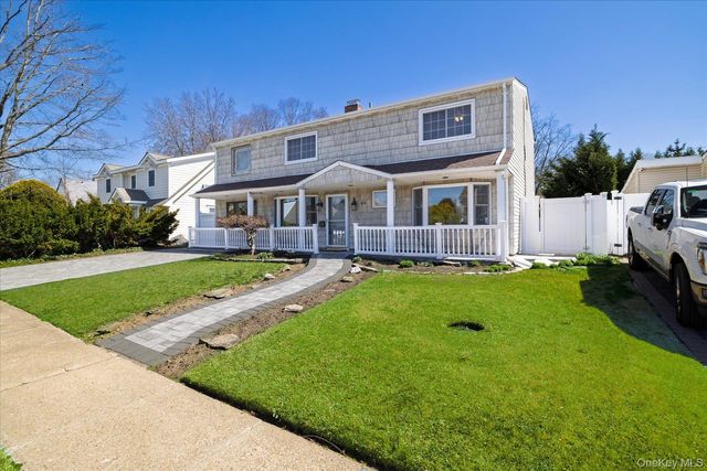 25 Cobalt Lane, Westbury, NY 11590