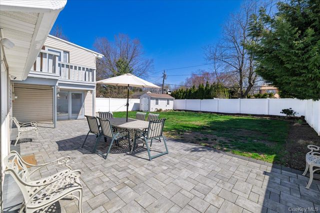 25 Cobalt Lane, Westbury, NY 11590