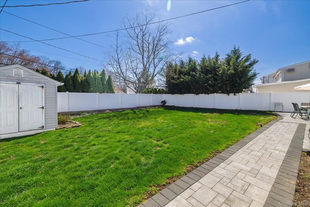 25 Cobalt Lane, Westbury, NY 11590