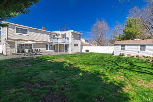 25 Cobalt Lane, Westbury, NY 11590