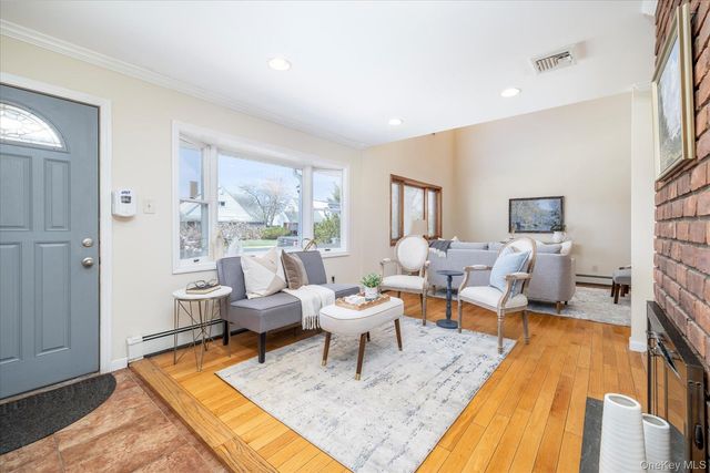 25 Cobalt Lane, Westbury, NY 11590