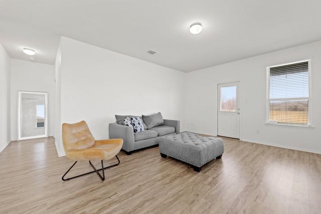 240 Bedford Falls LN, Jarrell, TX 76537