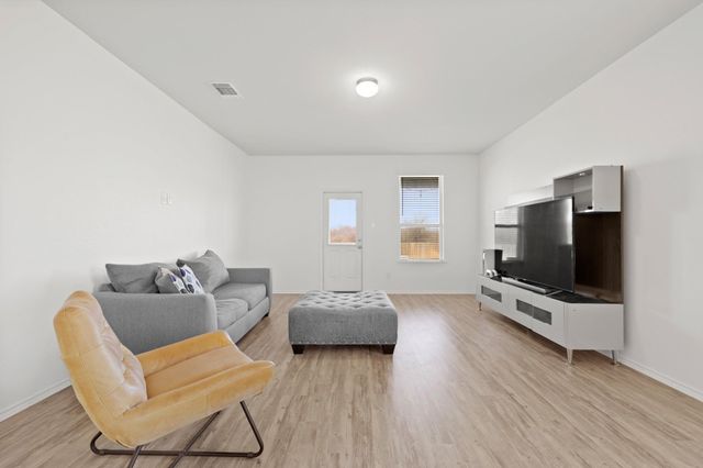 240 Bedford Falls LN, Jarrell, TX 76537