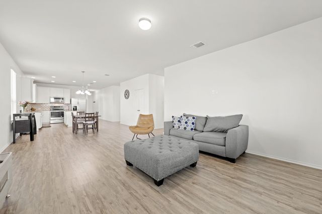 240 Bedford Falls LN, Jarrell, TX 76537