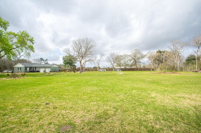 2930 W Shane Street, Alvin, TX 77511