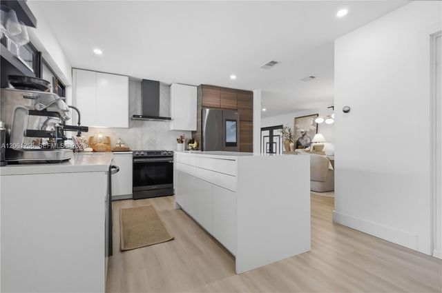 2411 NW 98th Avenue, Sunrise, FL 33322
