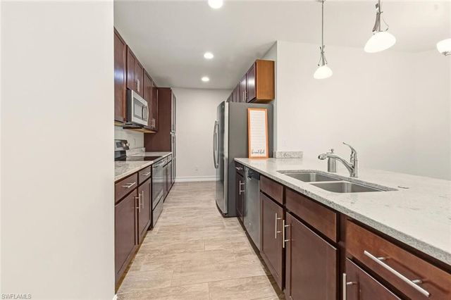 7923 BRISTOL CIR, Naples, FL 34120