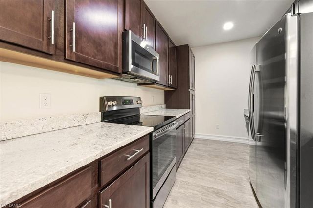 7923 BRISTOL CIR, Naples, FL 34120