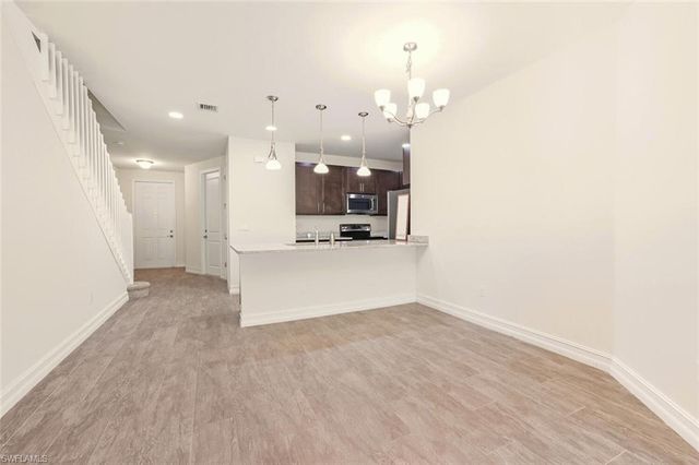 7923 BRISTOL CIR, Naples, FL 34120