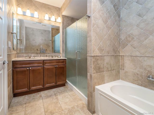 229 Miro Place 422, Port Washington, NY 11050