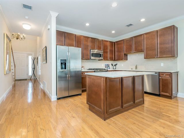 229 Miro Place 422, Port Washington, NY 11050