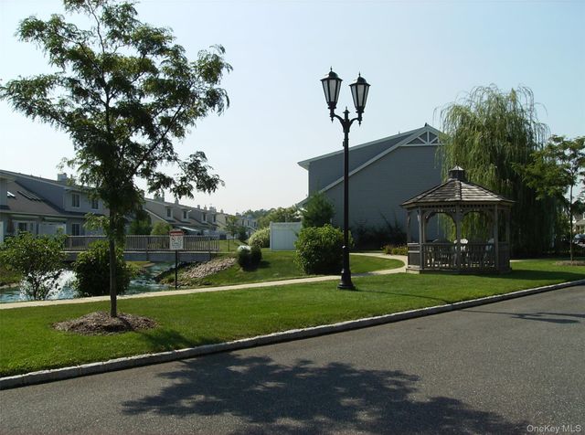 229 Miro Place 422, Port Washington, NY 11050