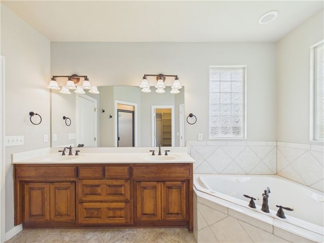4424 W Collins Circle, Rogers, AR 72758