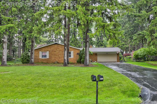 1371 Winchcombe Drive, Bloomfield Hills, MI 48304