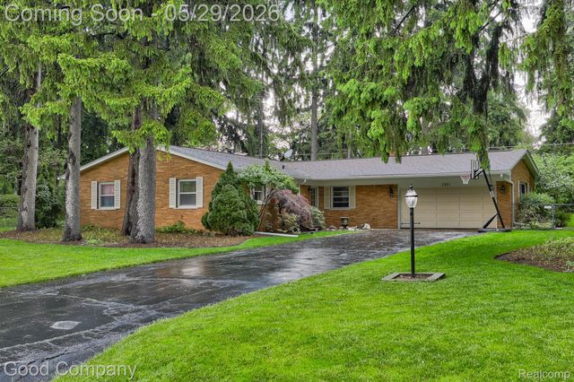 1371 Winchcombe Drive, Bloomfield Hills, MI 48304