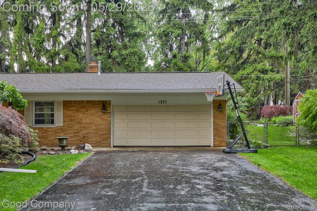 1371 Winchcombe Drive, Bloomfield Hills, MI 48304