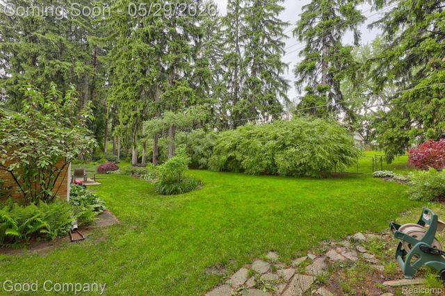 1371 Winchcombe Drive, Bloomfield Hills, MI 48304
