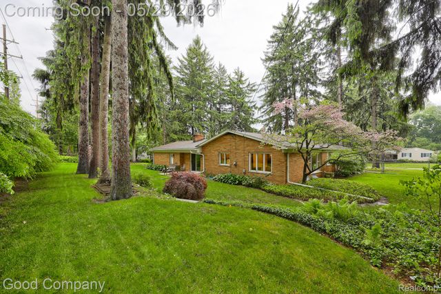 1371 Winchcombe Drive, Bloomfield Hills, MI 48304