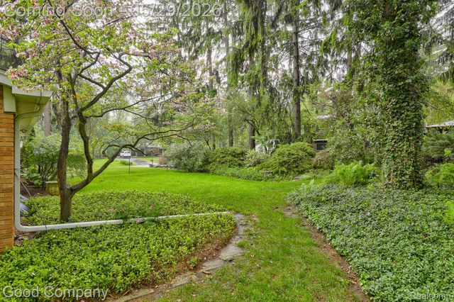 1371 Winchcombe Drive, Bloomfield Hills, MI 48304