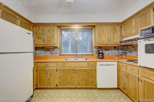 1371 Winchcombe Drive, Bloomfield Hills, MI 48304