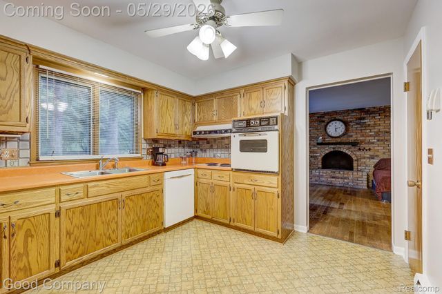 1371 Winchcombe Drive, Bloomfield Hills, MI 48304