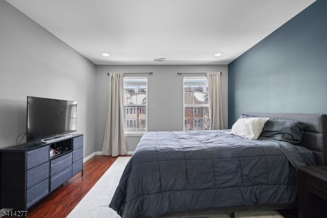 31 Dogwood St, Jersey City, NJ 07305