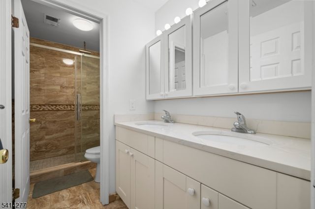 31 Dogwood St, Jersey City, NJ 07305