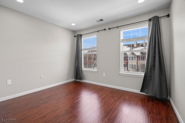 31 Dogwood St, Jersey City, NJ 07305