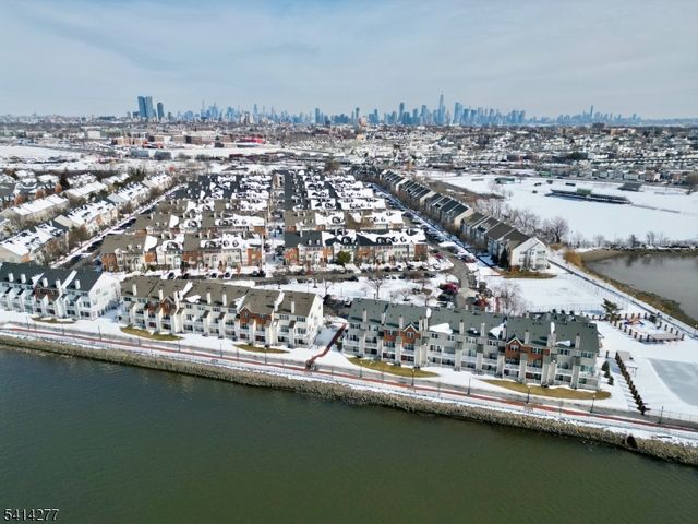 31 Dogwood St, Jersey City, NJ 07305