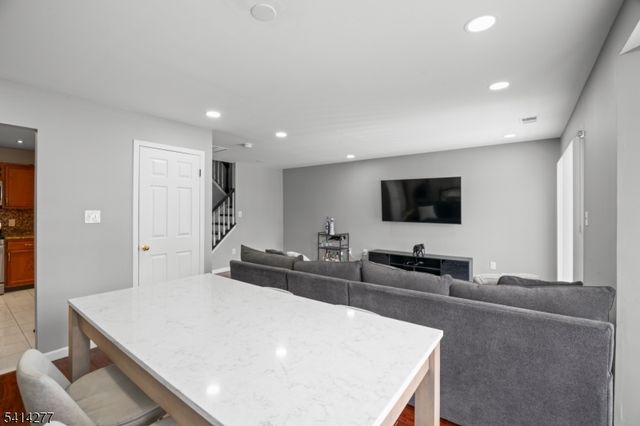 31 Dogwood St, Jersey City, NJ 07305