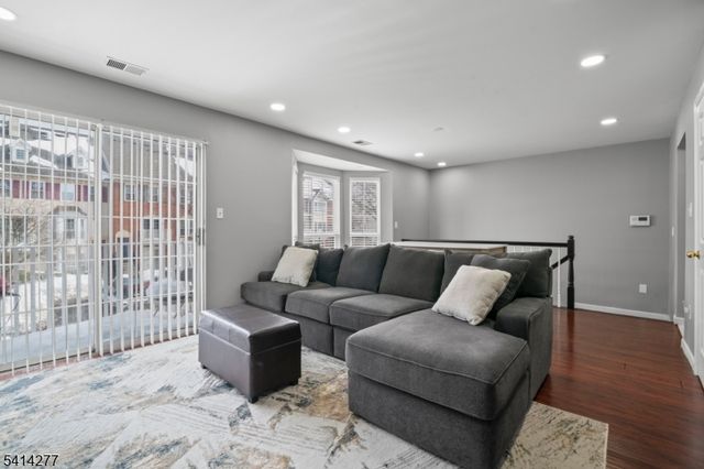 31 Dogwood St, Jersey City, NJ 07305