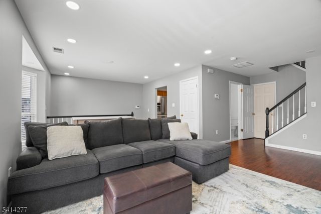 31 Dogwood St, Jersey City, NJ 07305